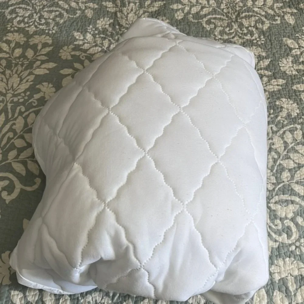 NWOT Queen size mattress cover